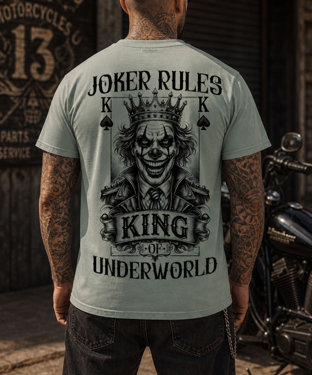 Das „King of Underworld TS96“ T-Shirt von Fact of Life verbindet düstere Tattoo-Art mit markanter Streetwear-Ästhetik. Der detailreiche Horror-Clown-Print sorgt für einen auffälligen Look und macht das Shirt zu einem echten Statement-Piece für alle, die sich vom Mainstream abheben wollen.</p>
<p>Der hochwertige Druck trifft auf angenehmen Tragekomfort und eine moderne Passform – perfekt für Alltag, Streetstyle oder Festivals. Das silk green Finish verleiht dem Design zusätzlich einen besonderen Charakter zwischen Dark Art und urbanem Lifestyle.</p>
<p>Für alle, die Ecken und Kanten zeigen und ihren eigenen Stil tragen.<br />
Fact of Life — Trag, was dich ausmacht.